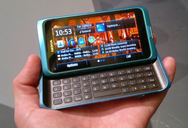Nokia E7 with homescreen